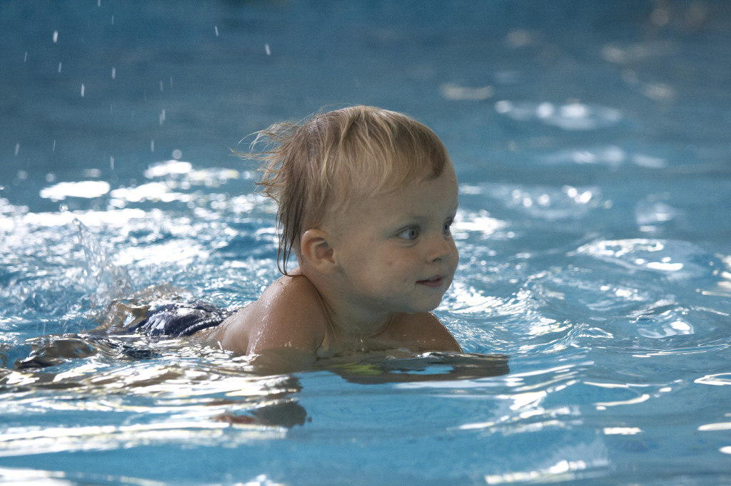 как научить ребёнка плавать, маленький ребёнок плавает