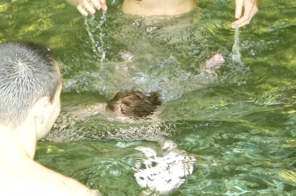 грудной ребёнок плывёт под водой