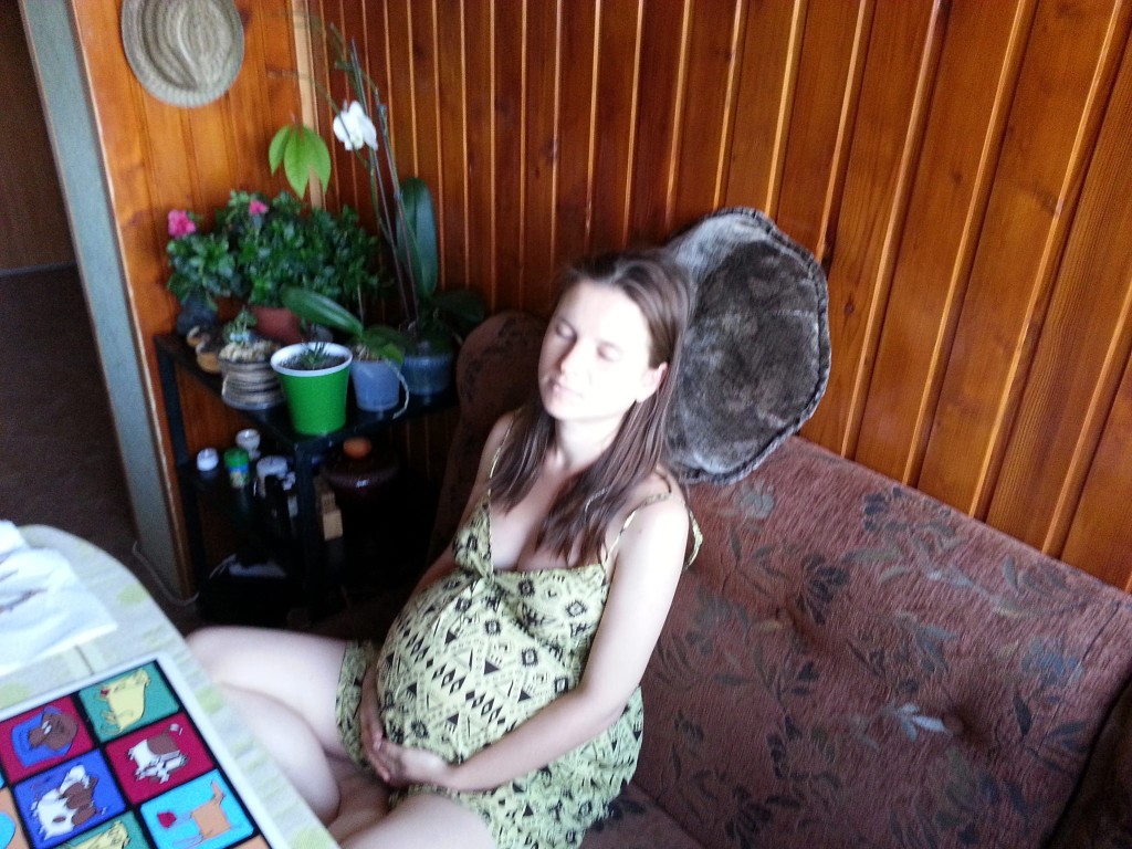 беременная женщина сидит