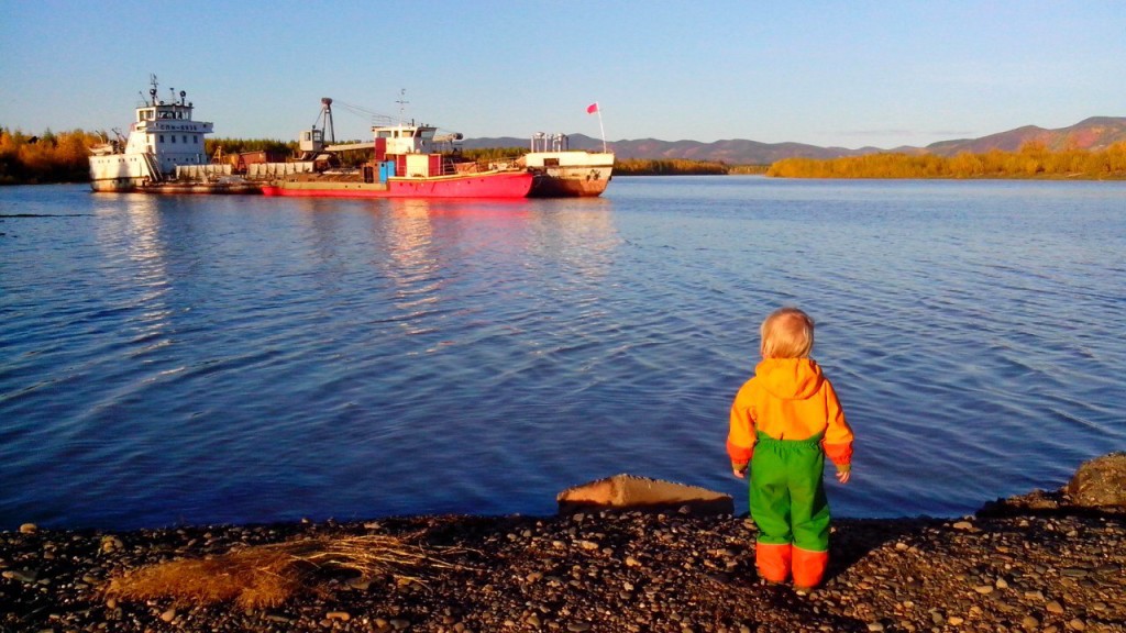 ребёнок смотрит на корабль