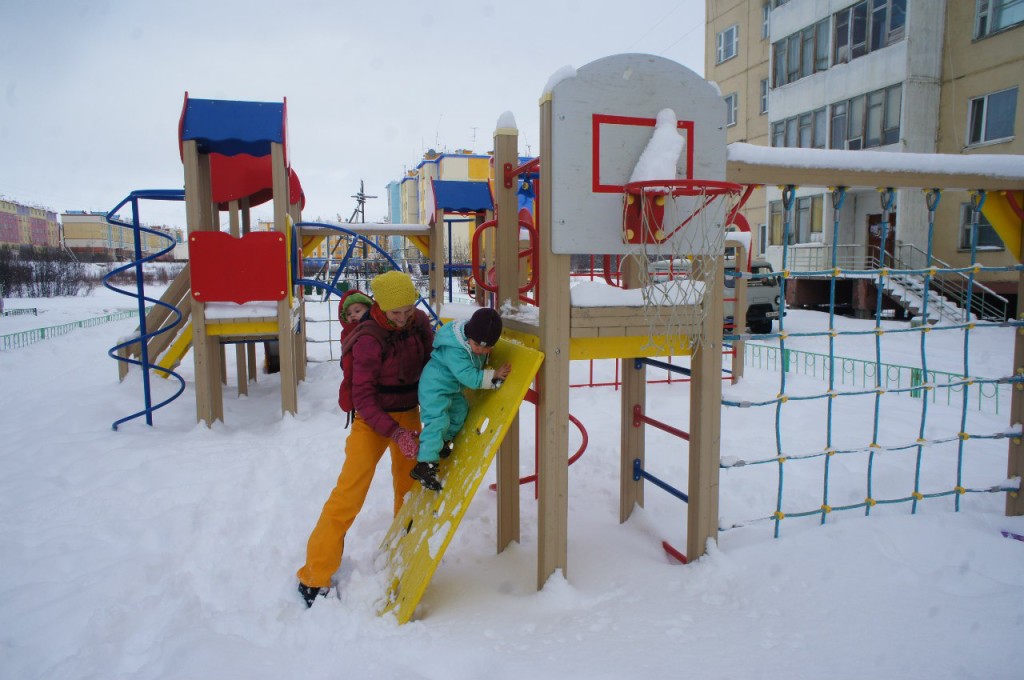 дети на детской площадке зимой
