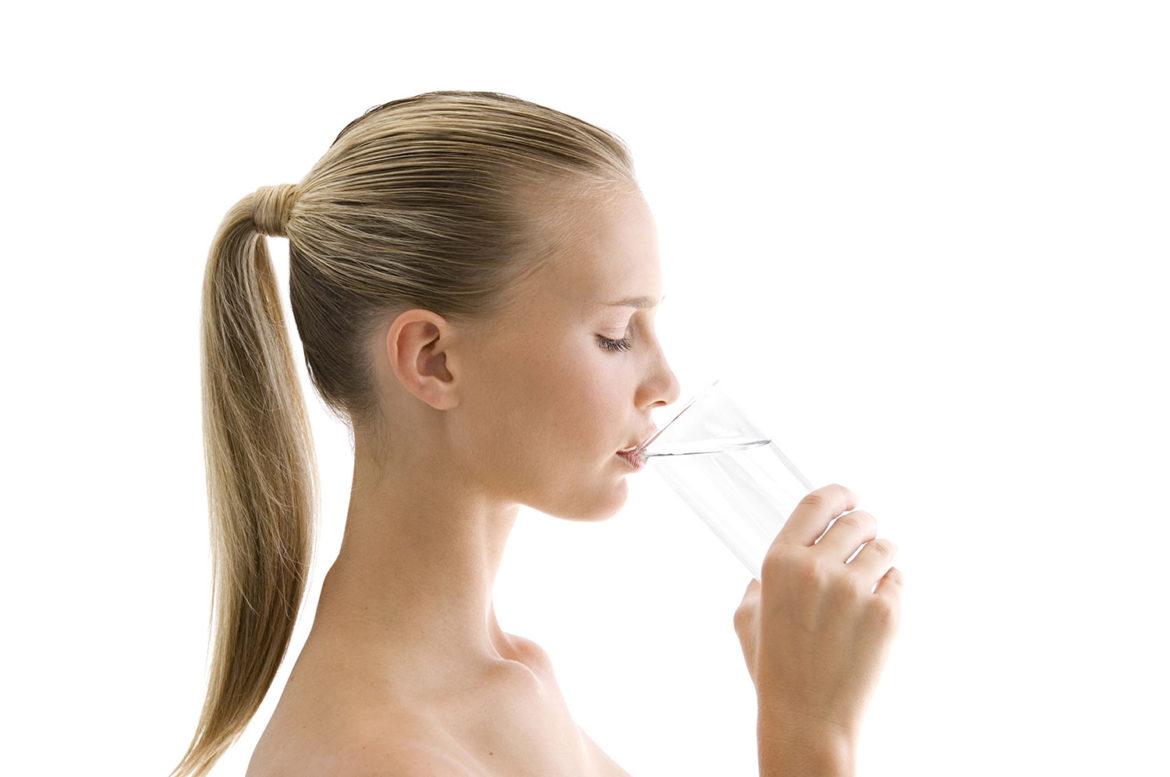 женщина пьёт воду
