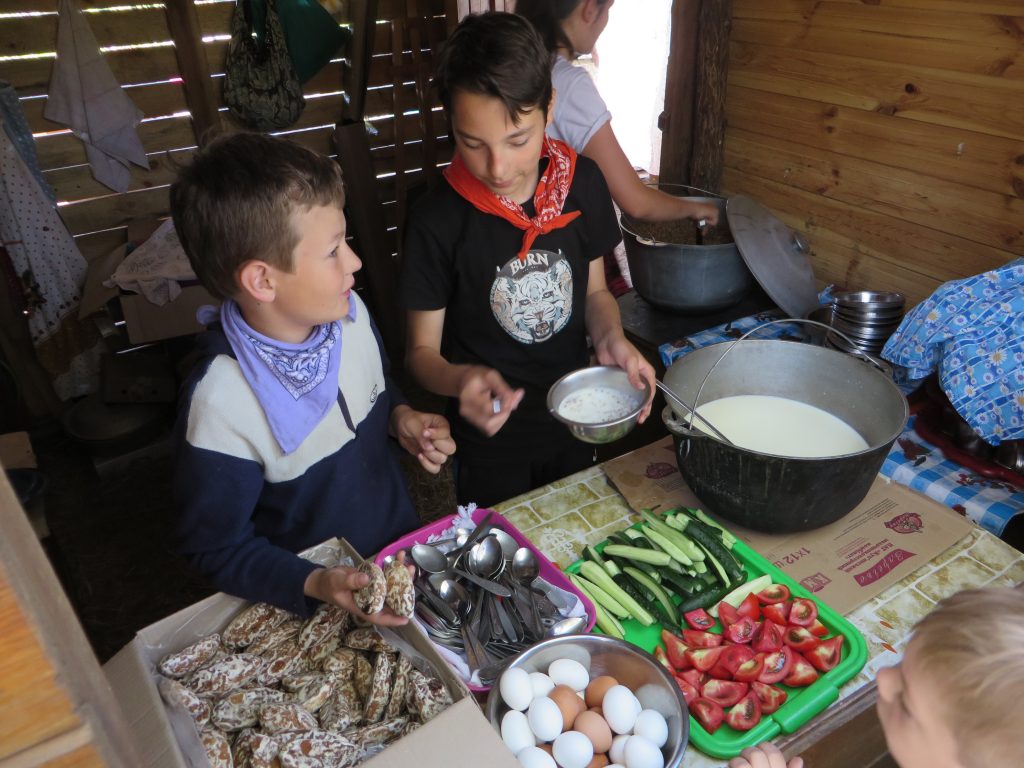 раздача еды в лагере