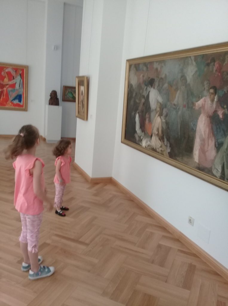 дети в картинной галерее
