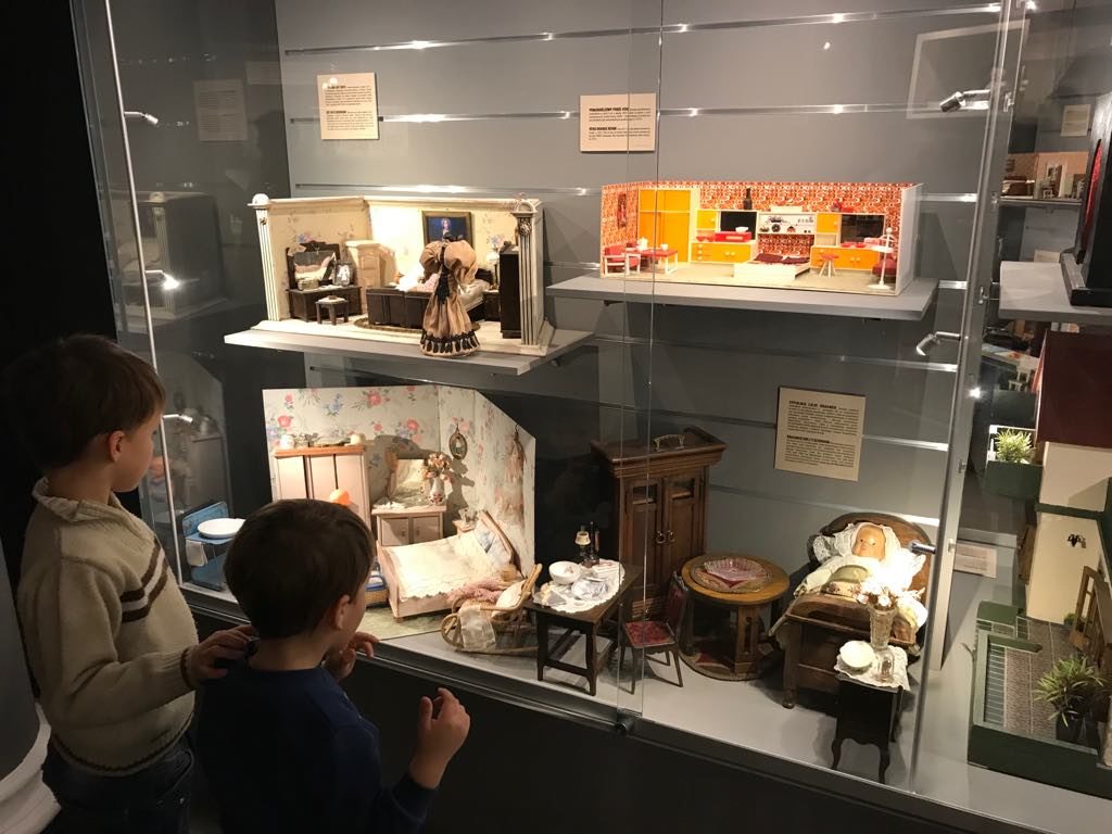 музей кукольных домиков
