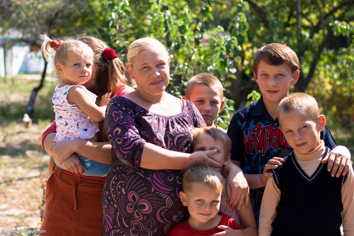 Многодетная семья а деревушке. Многодетная мать. Многодетная семья в России. Дети из многодетных семей. Малообеспеченная семья.
