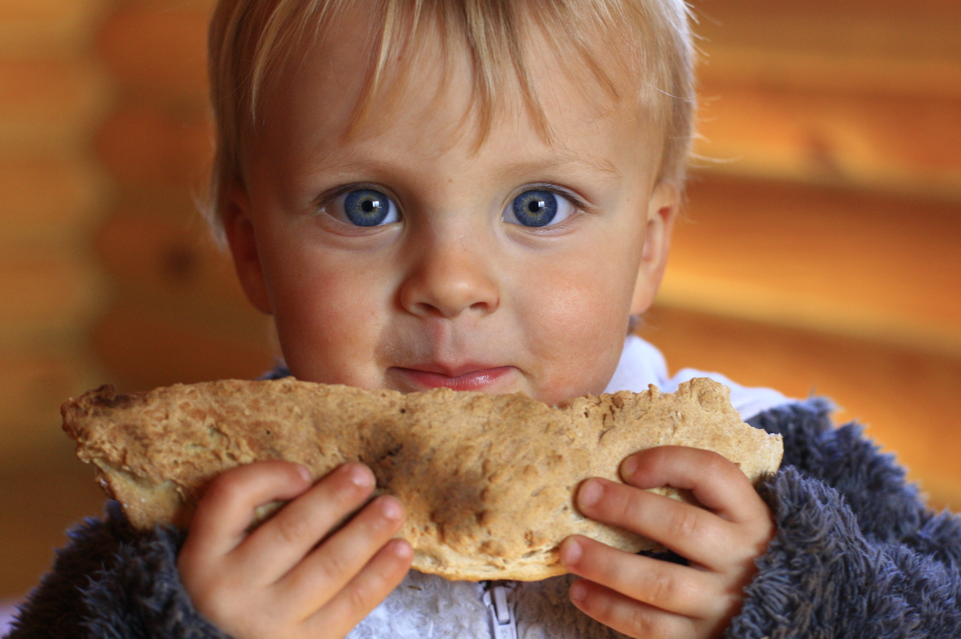 Человек есть много хлеба. Пирожки для детей. Хлеб для детей. Мальчик с хлебом. Кушать хлеб.