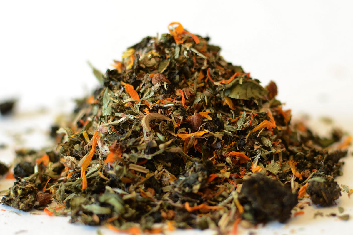 Трава собранная для чая. Бессмертник зверобой Ромашка. Травяной чай. Чайные травы. Чай из сушеных трав.